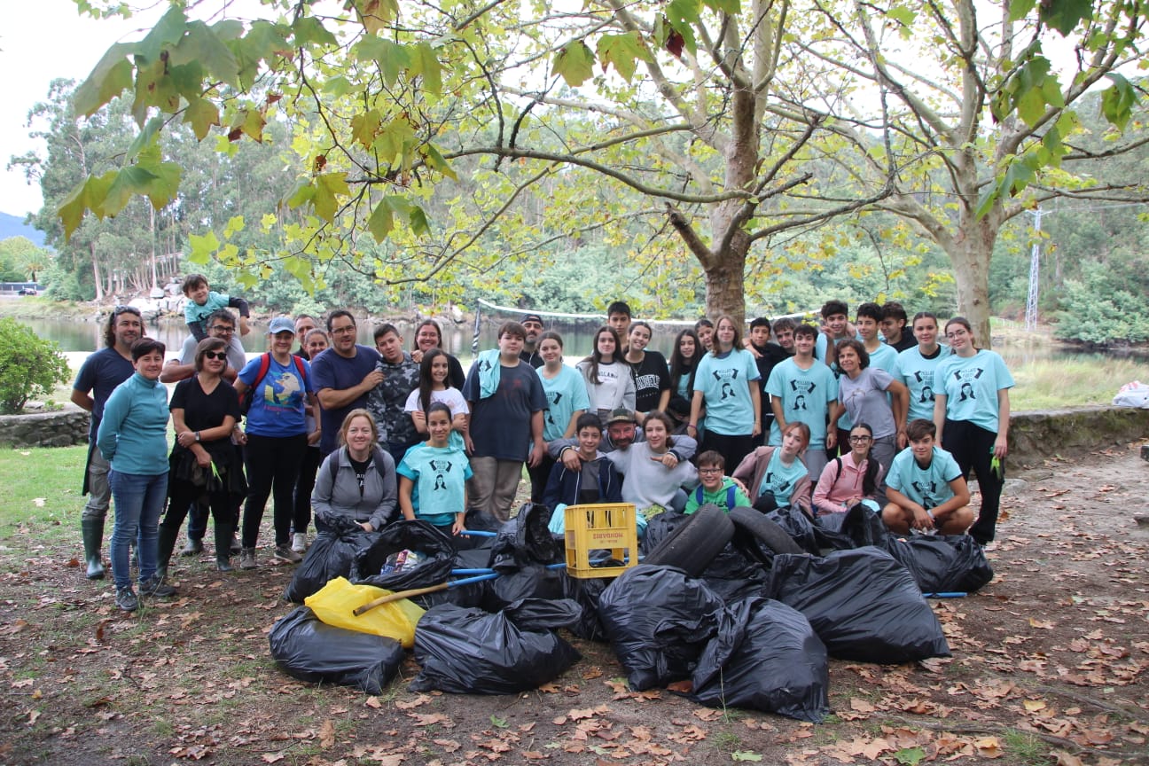 foto grupo recollida de lixo Soutomaior
