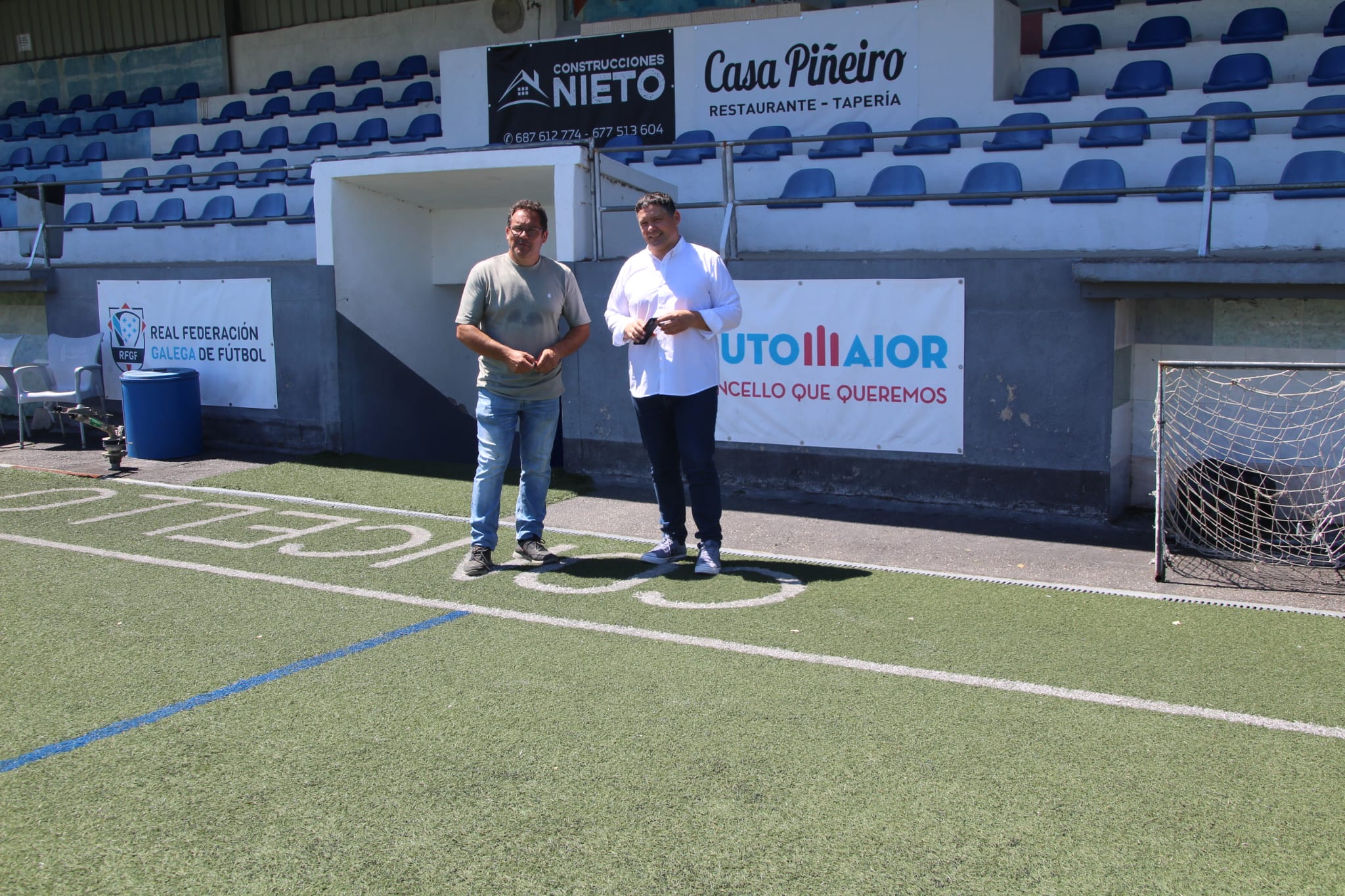 manu lourenzo e pablo garrido no campo do soutomaior