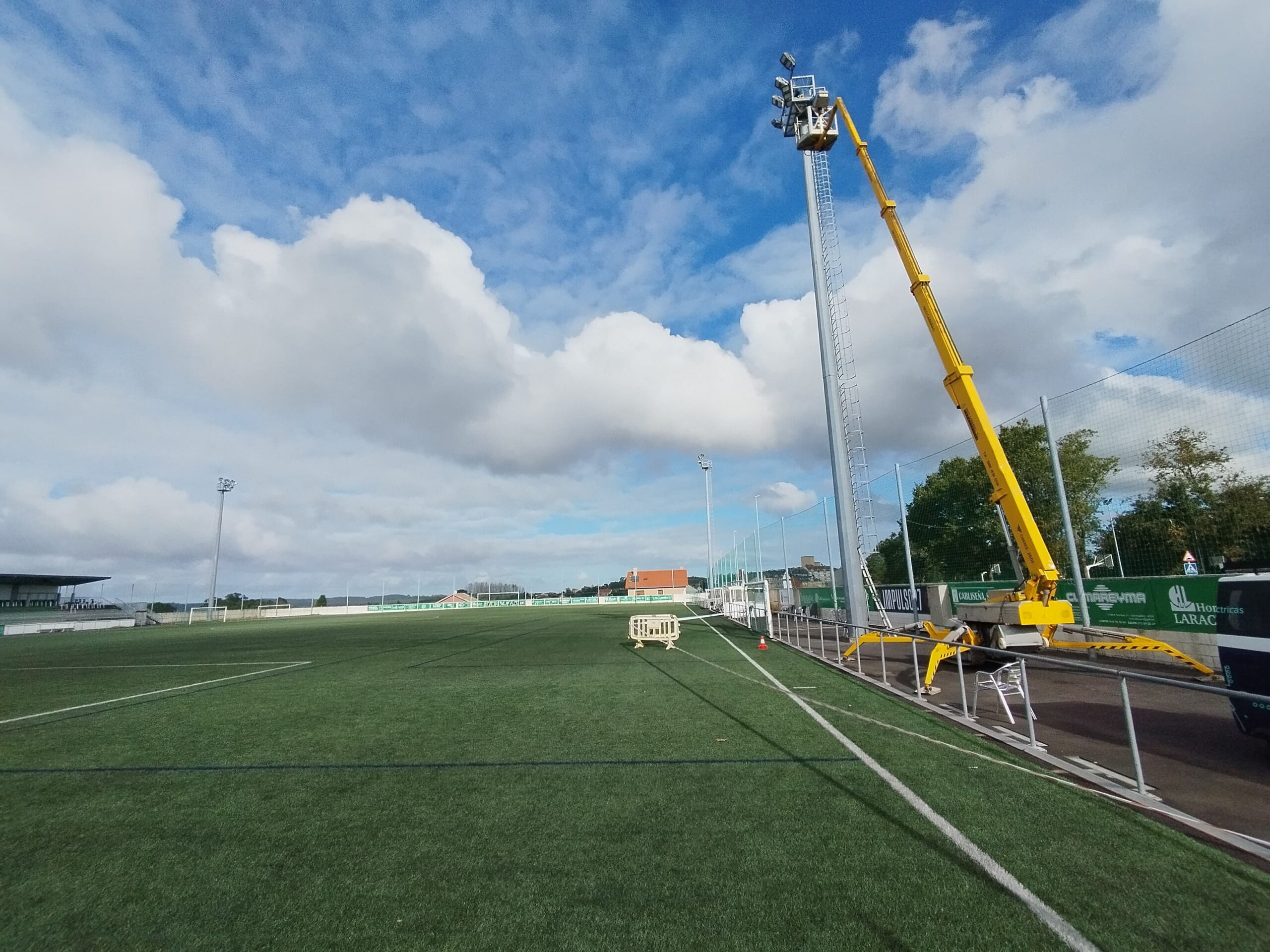 2024.10.22.- Renovación torres iluminación campo A Porta Santa (2)