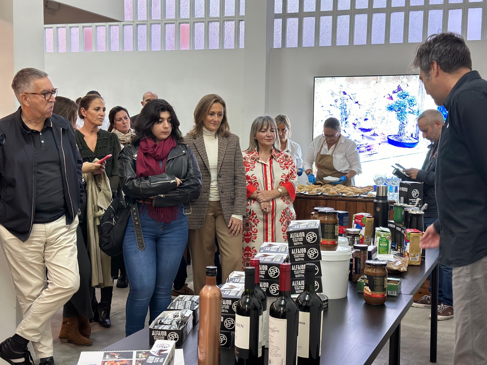 20241016 luisa sanchez xunto coa consul nun evento de promocion de produtos arxentinos organizado a pasada semana