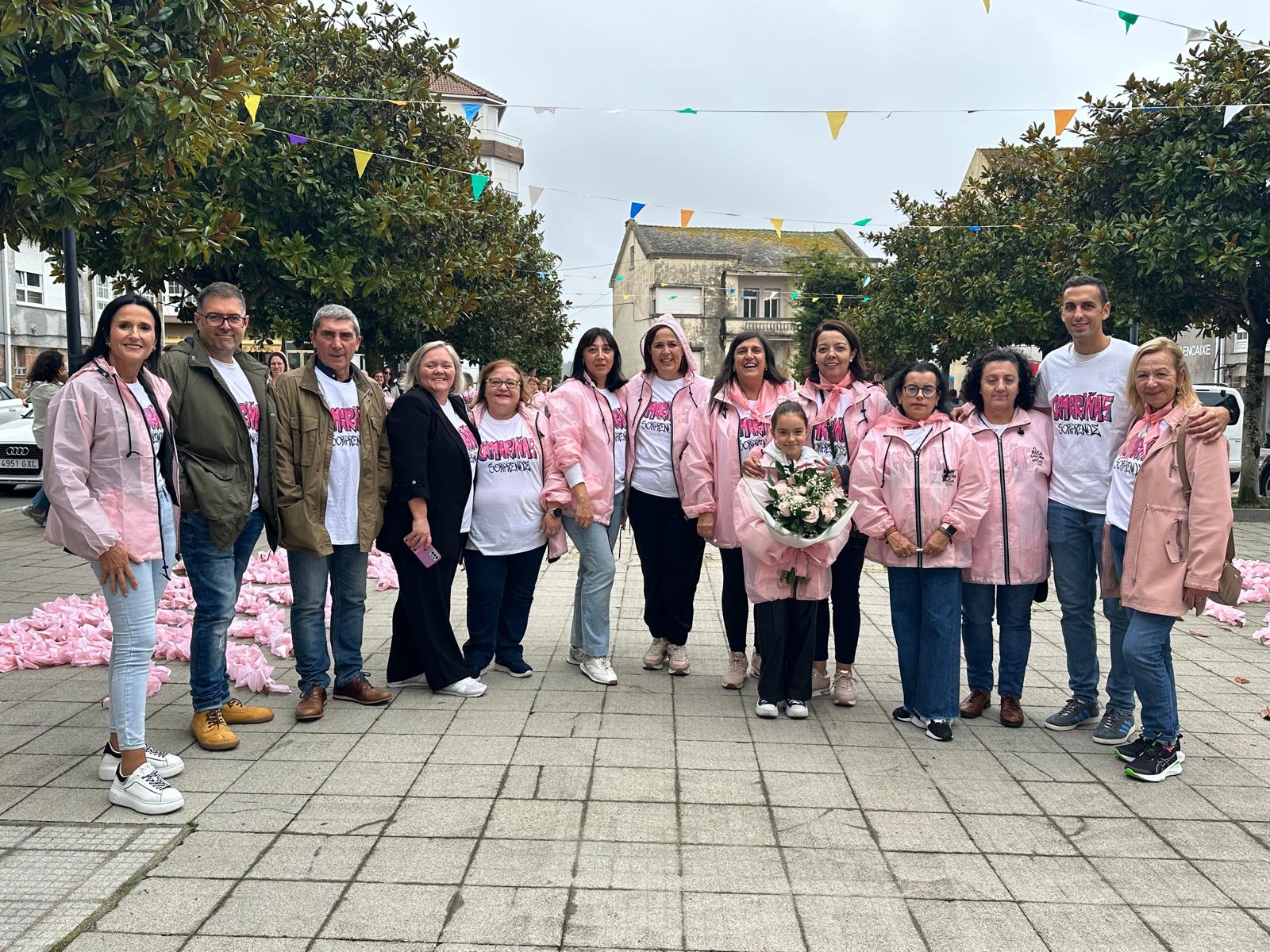 Camariñas tingue de rosa as rúas para conmemorar o Día Internacional contra o Cancro de Mama