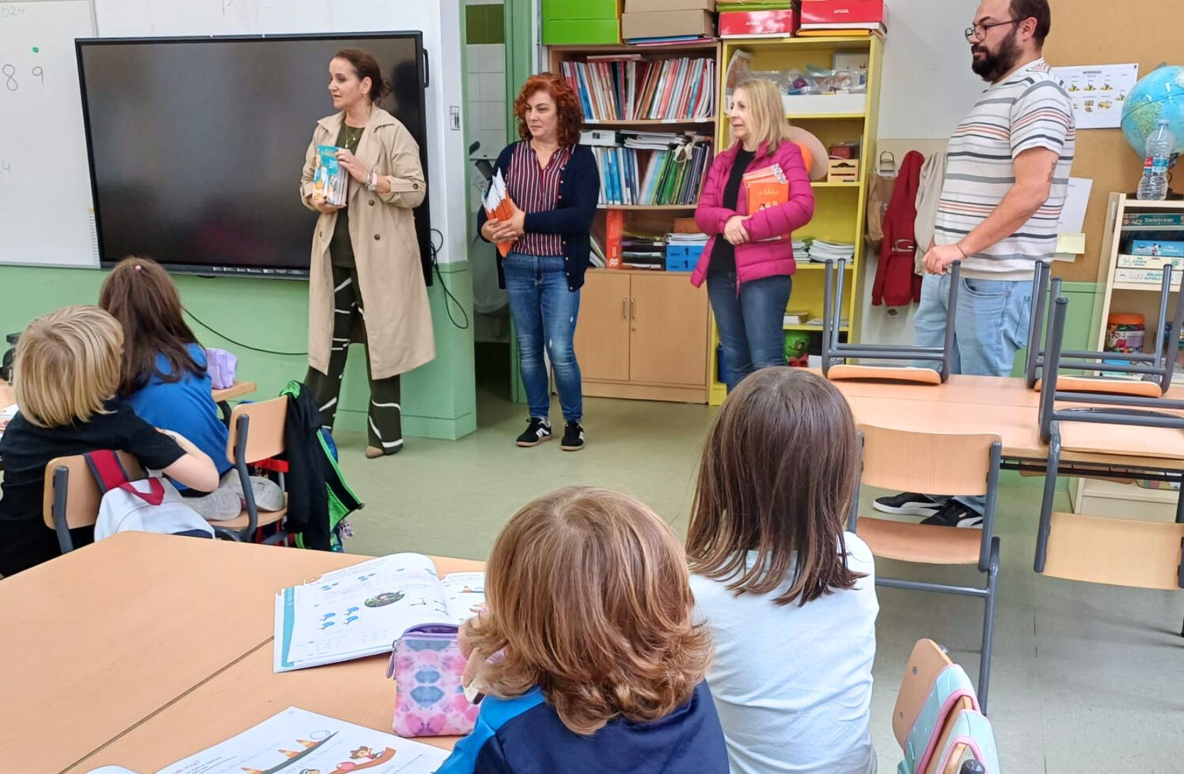 Entrega libro dos Bolechas nos coles