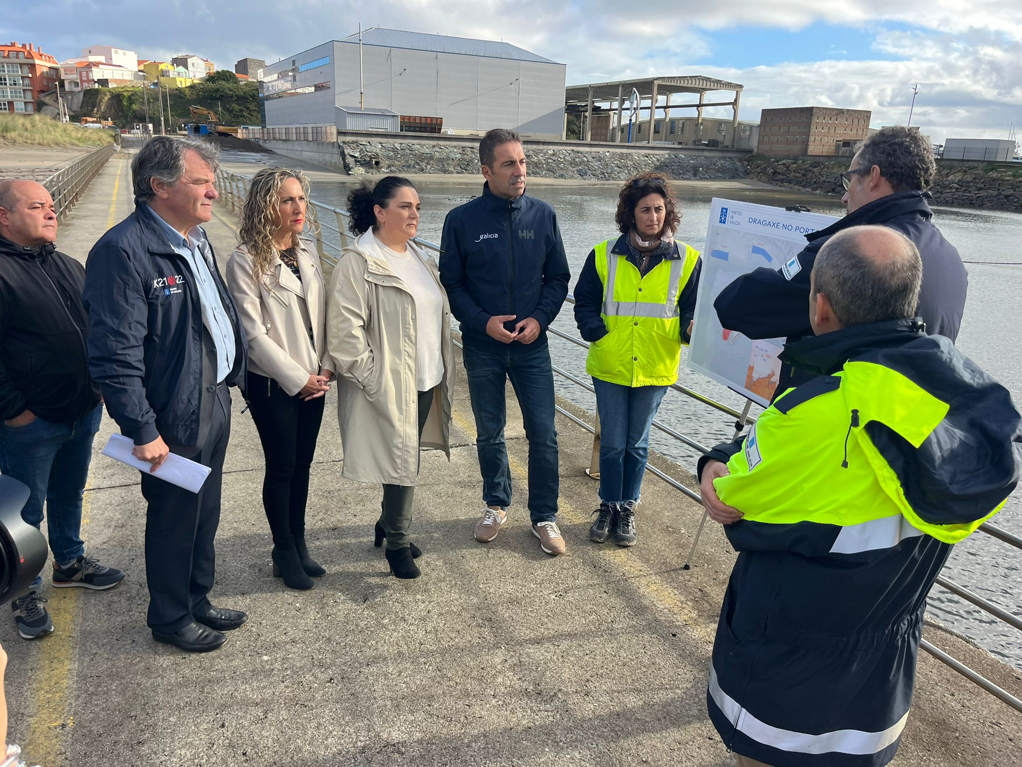 FOTOGRAFÍA Cariño – Cariño avanza en las obras de dragado del puerto y recibe la visita del conselleiro do Mar
