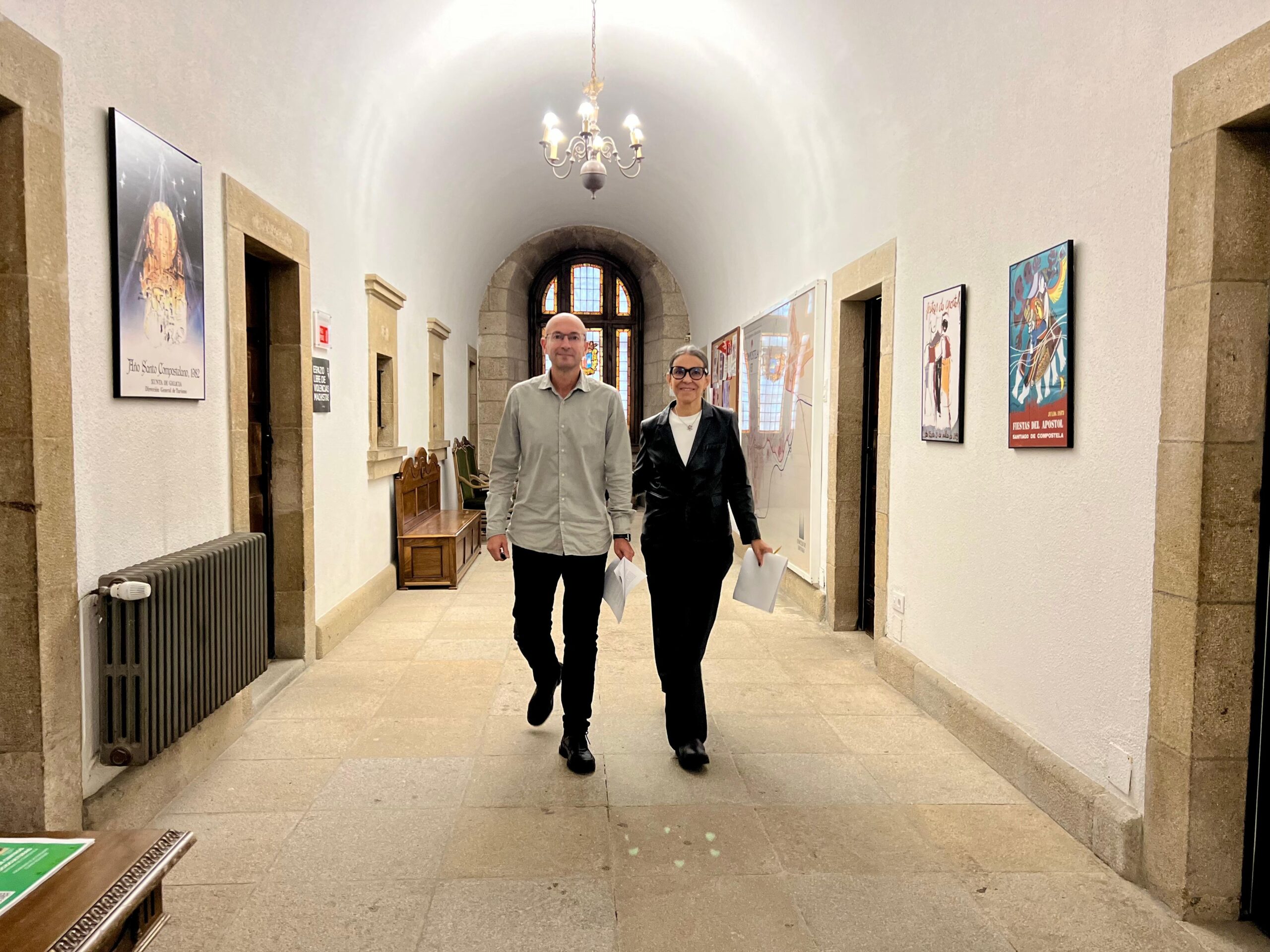 IMAXE – Gonzalo Muíños e Mercedes Rosón dirixíndose á rolda de prensa deste mércores