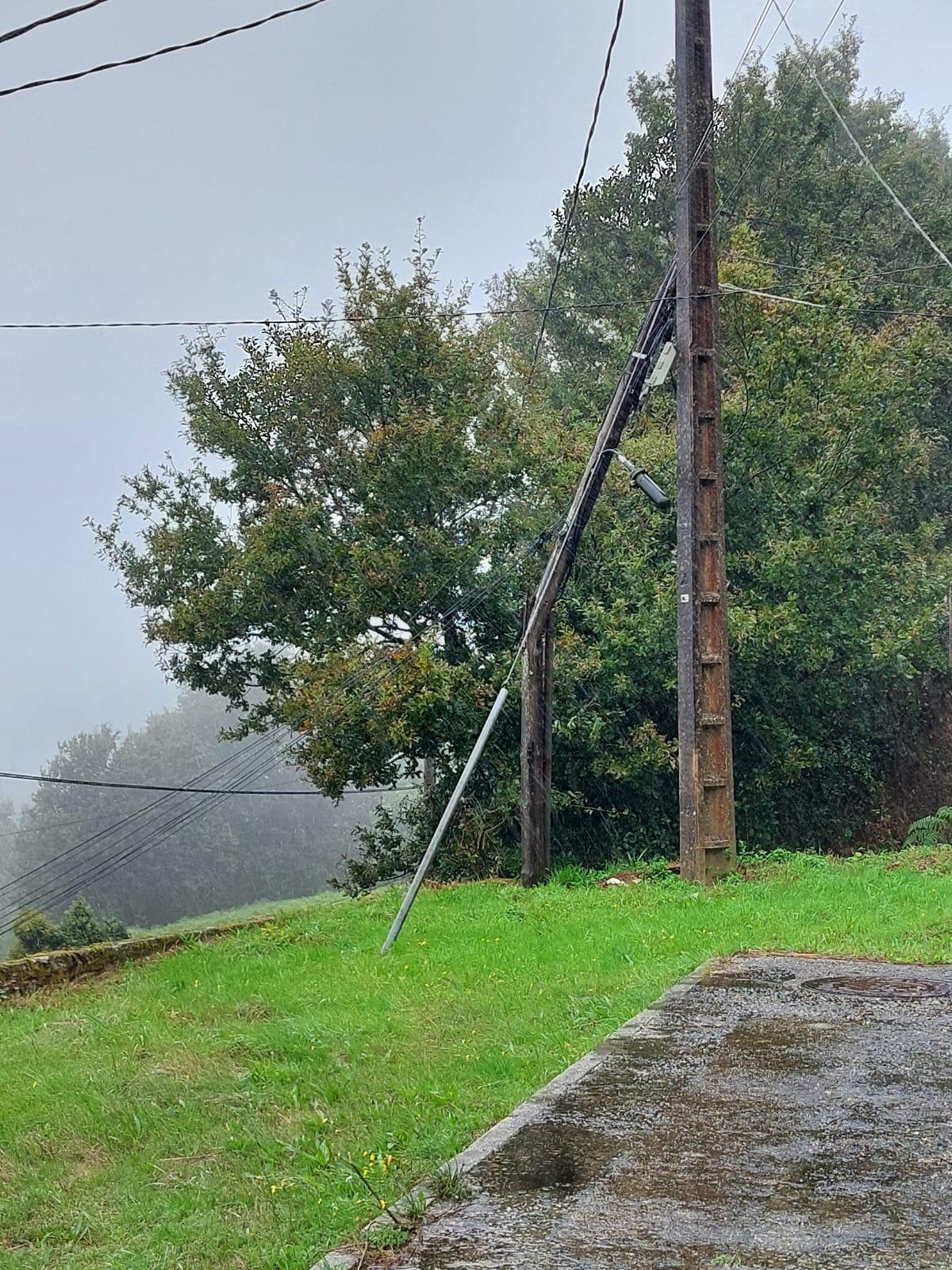 Poste caído no torreiro da festa de Augasantas