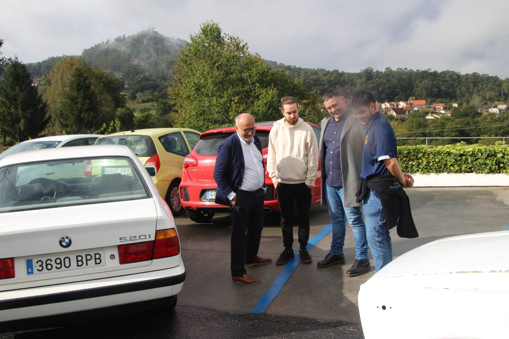 manu lourenzo abel losada e coches clásicos en Soutomaior