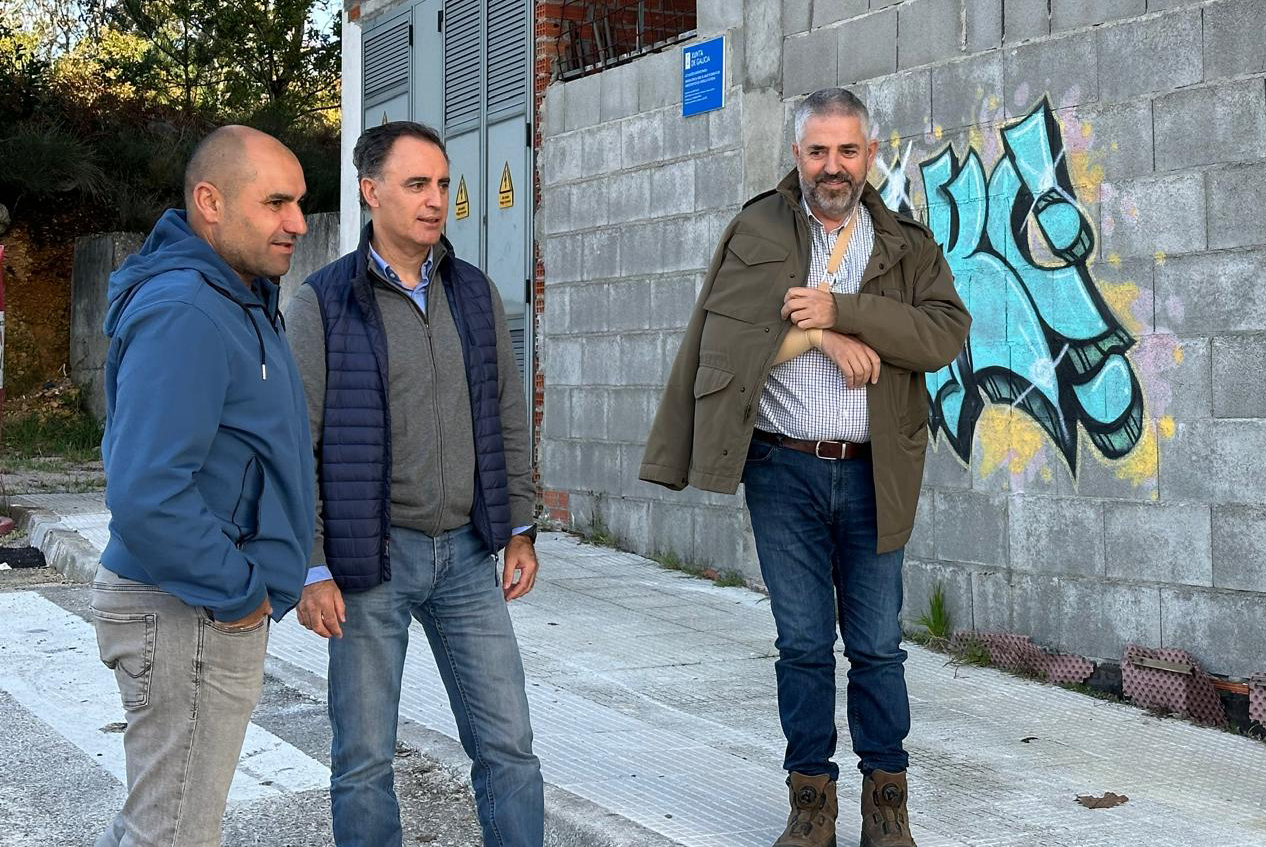 01-O concelleiro Germaìn Fernaìndez co equipo teìcnico no momento da recepcioìn das obras 02