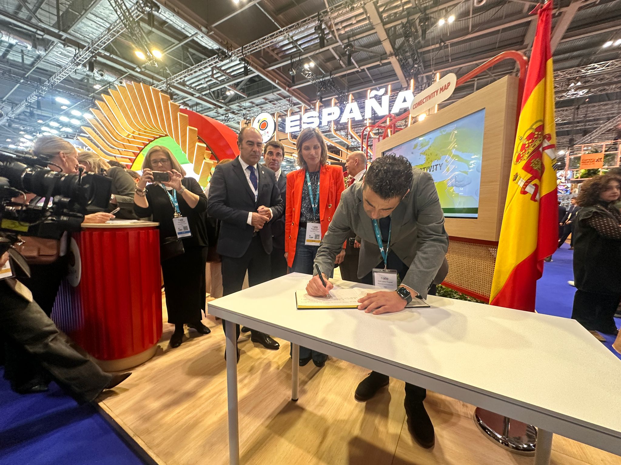 20241105_LuisLopez_MinutoSilencio_FeriaTurismoLondres_04