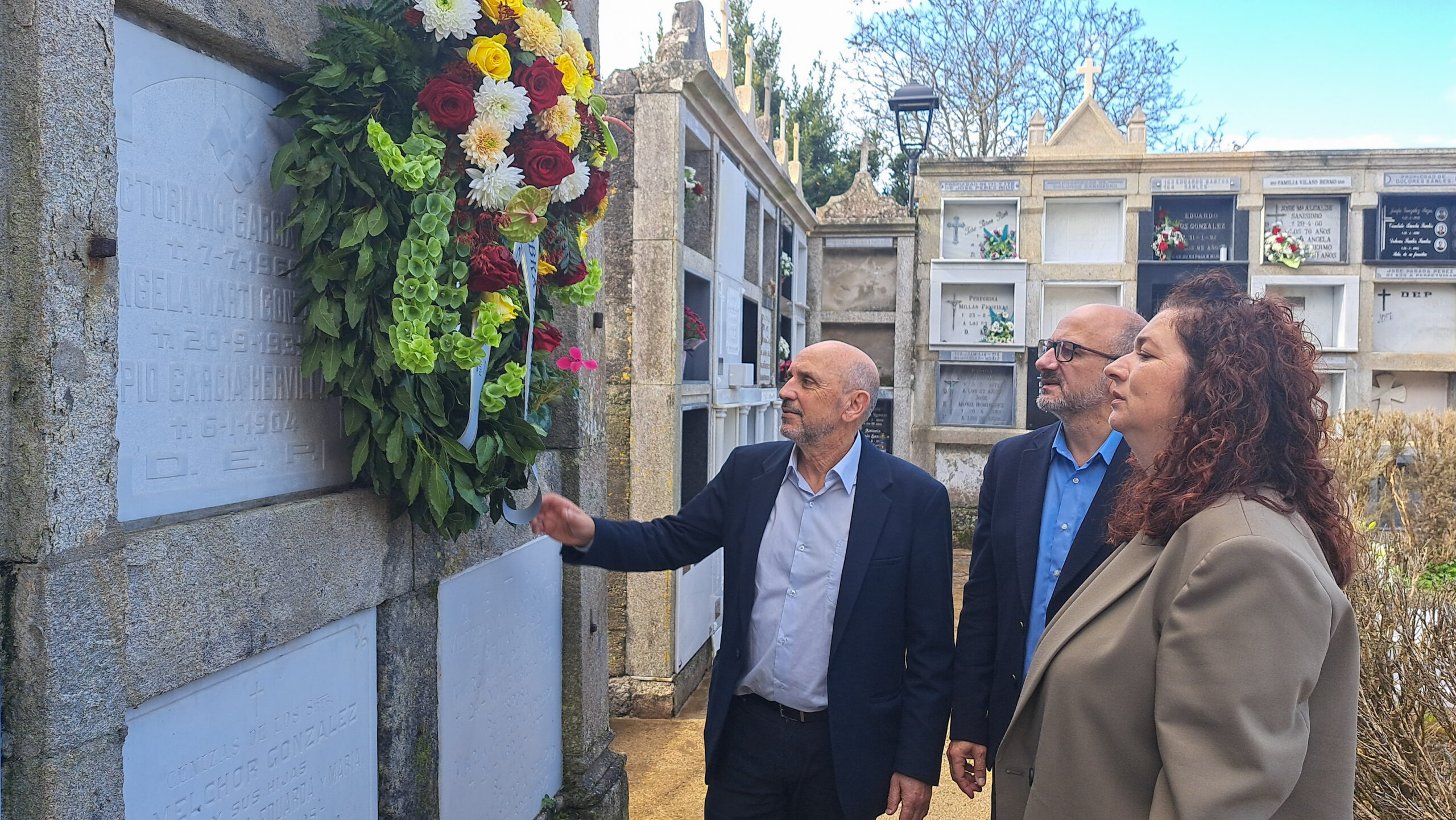 Colocación arranxos florais persoeiros cultura 2024. Victoriano García Martí