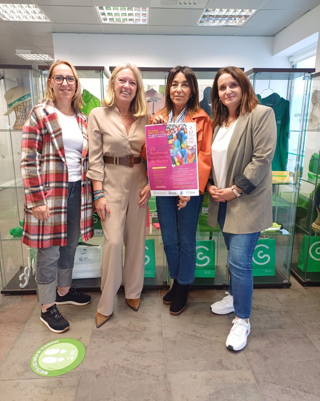 Concelleira de Deportes Neda xunto a representantes de AECC Ferrol