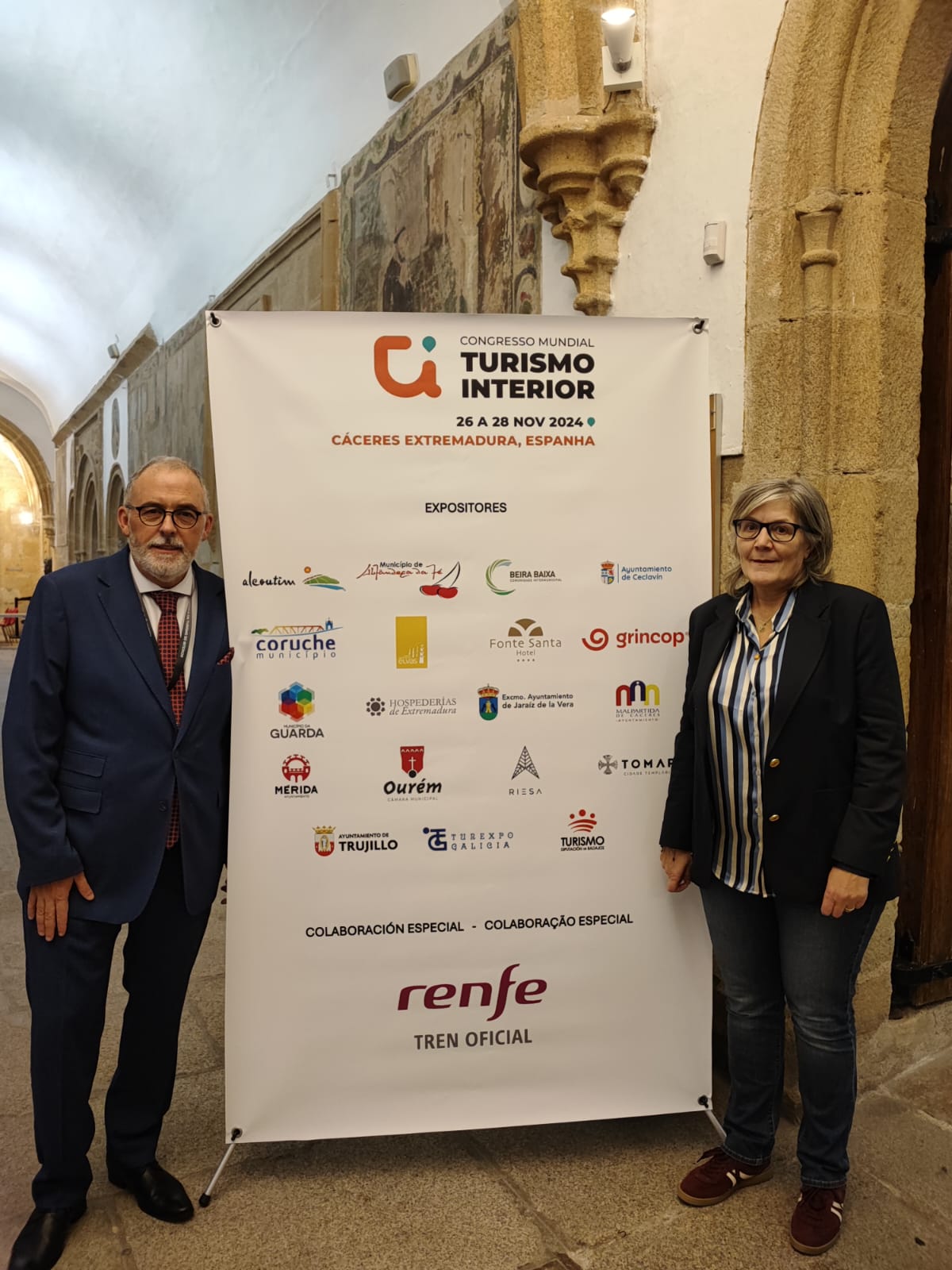 Elena Vázquez, del equipo de Turexpo Galicia, con Miguel Martins, presidente de la Asociación Ibérica de Turismo de Interior