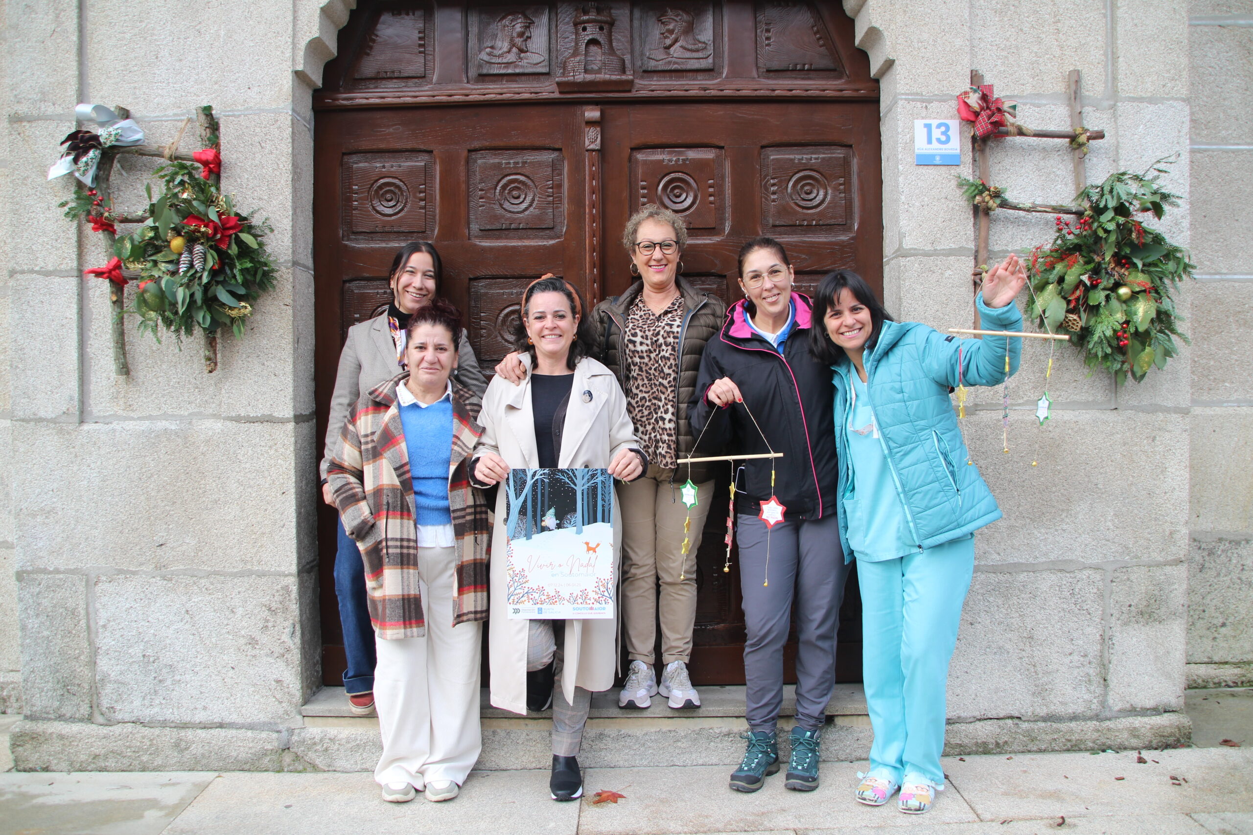 A concelleira Rosana Comesaña coas floristas e directoras centrod de día