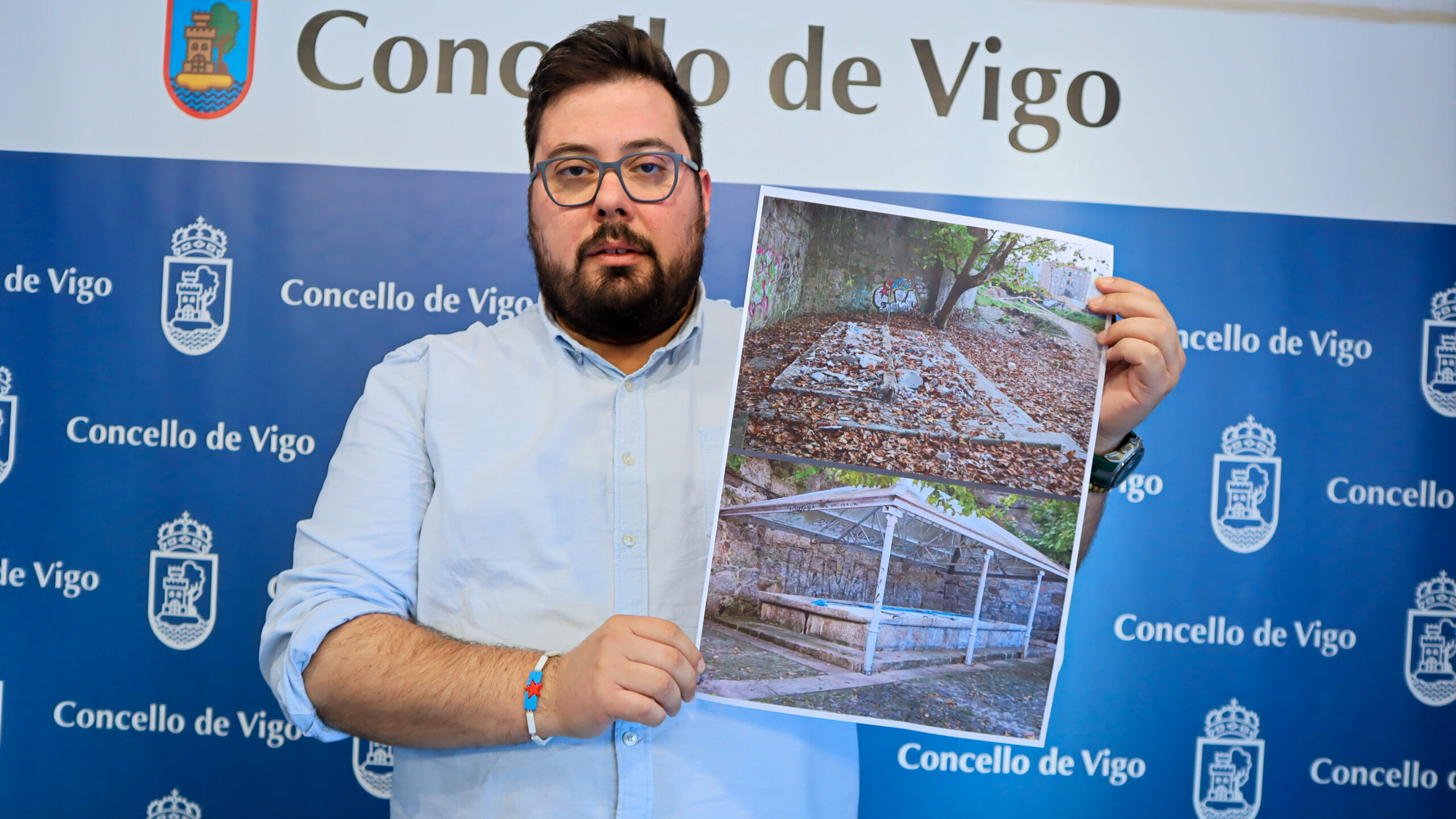 Foto_Xabier P. Igrexas amosa o antes e despois do lavadoiro de Poboadores