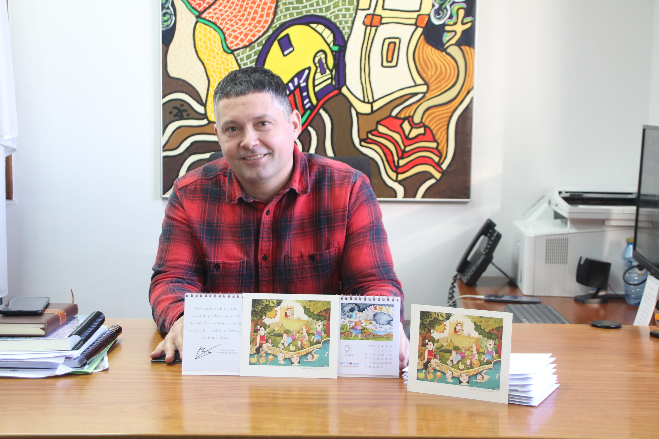 Manu Lourenzo presentando o calendario do 2025