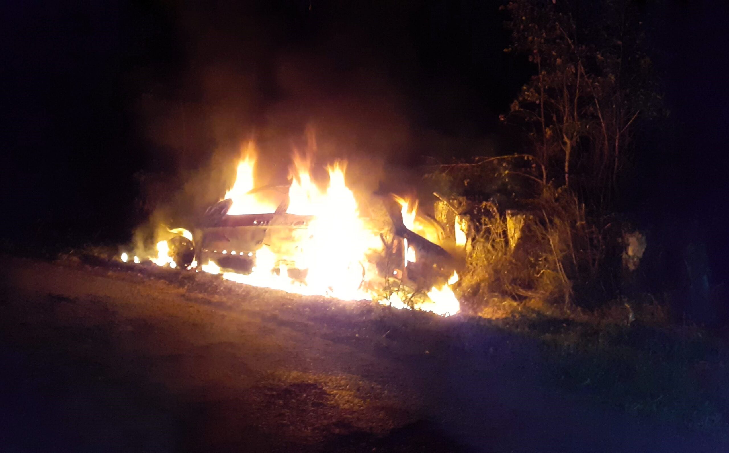 Vehículo incendiado na Laracha 1