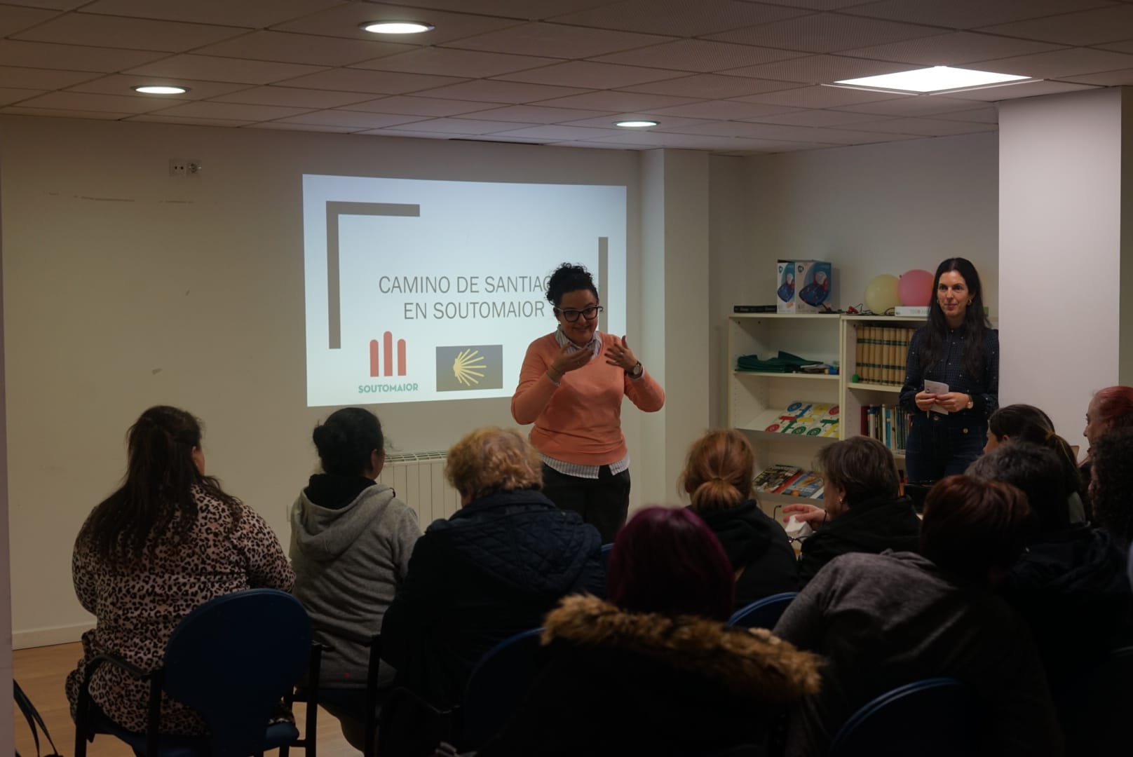 reunion Silvia Cernadas co comercio e hostalería do concello 02