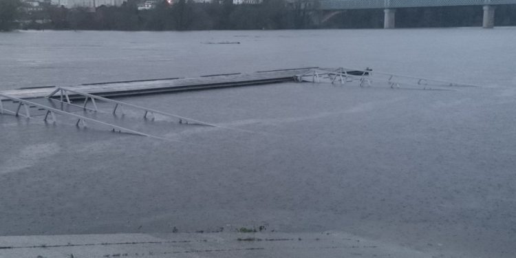 La crecida del Miño cambia los planes del Kayak Tudense