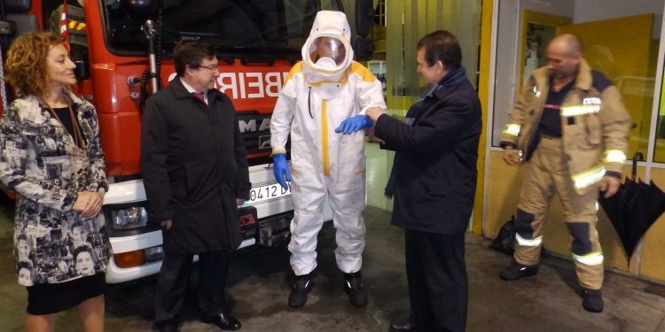 Traxes para combater a praga de avespa asiática en Vigo