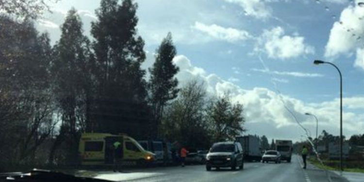 Dos heridos al chocar un camión y un turismo en Tomiño