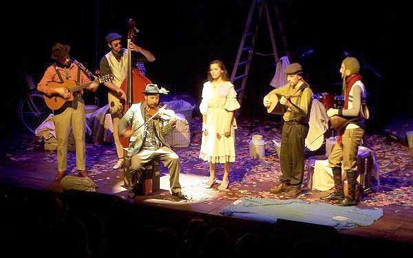 Música dos Balcanes «dentro dunha maleta» para os escolares vigueses