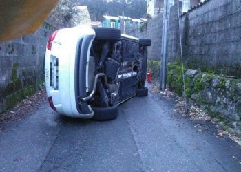 Un coche vuelca en Cangas al engancharse con el cable de un poste