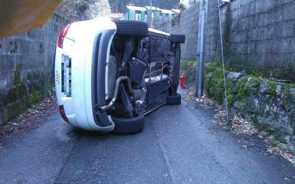 Un coche vuelca en Cangas al engancharse con el cable de un poste