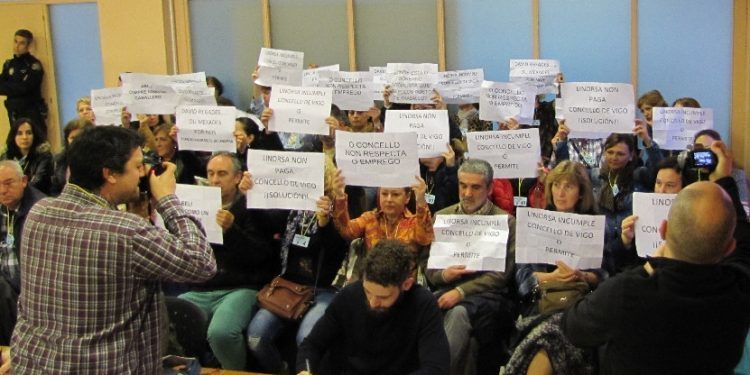 Os grupos municipais instan a Linorsa a que cumpra o contrato e pague ao seu persoal