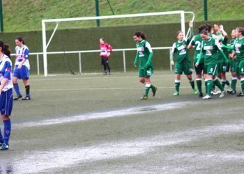 El Olivo golea en el derbi vigués y prolonga su racha triunfal