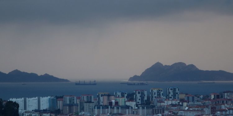 Cíes resguarda a media docena de buques del temporal