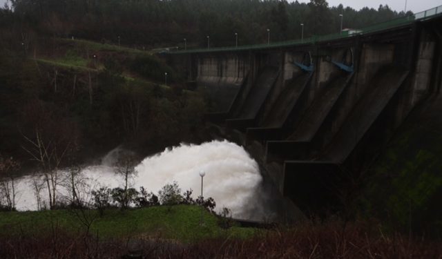 Peligro de inundación en Caldas al abrir el aliviadero de la presa por las lluvias
