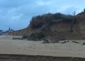 O temporal derriba parte das dunas de Praia América