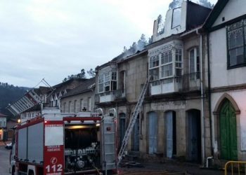 Una vivienda queda arrasada por el fuego en Arbo