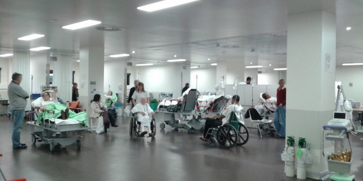 La falta de camas en el Cunqueiro impide ingresar a 18 pacientes