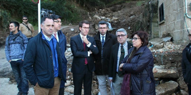 Feijóo visita Redondela e promete axuda «ós que non teñan cobertura»