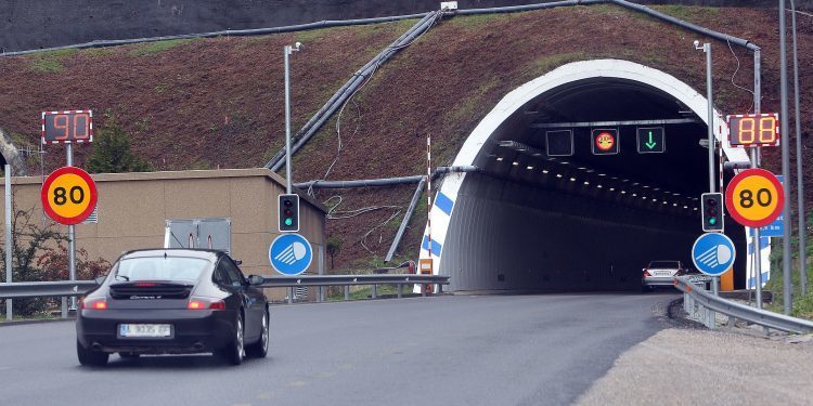 A Cañiza ya tiene instalados los radares de tramo