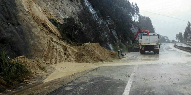 Cortes de tráfico, inundaciones y desalojos en todo el área de Vigo