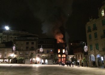 Espectacular incendio en el Casco Vello de Pontevedra