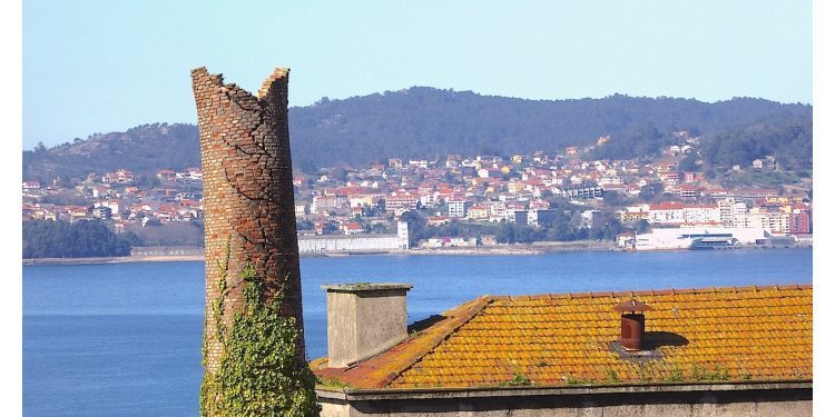 La chimenea de la Panificadora se derrumba