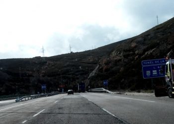 La A-52: asfalto desgastado, baches diversos y un carril cortado