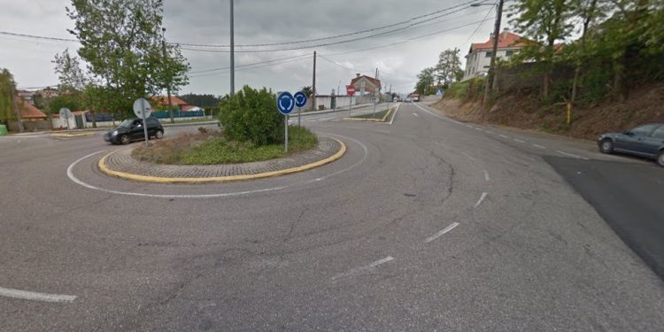 Un ferido nunha colisión entre un autobús escolar e un coche en Nigrán