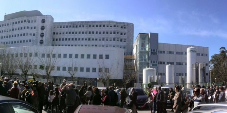 Un abrazo multitudinario para salvar el Meixoeiro