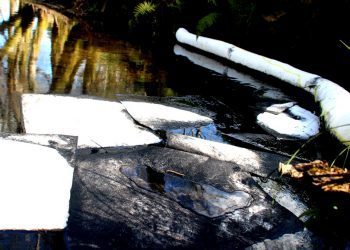 Vertido de hidrocarburo al río Lagares en Peinador