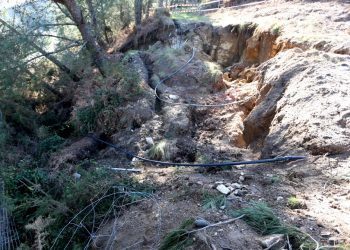 La montaña amenaza con caerse sobre la A-52 en Melón