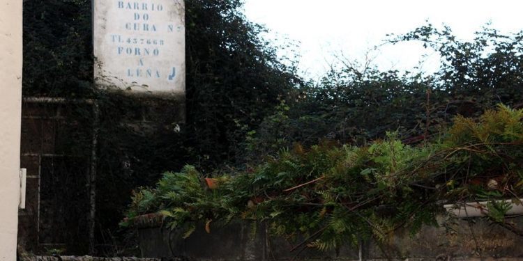 Barrio do Cura: la basura urbana procedente de la especulación de los buenos tiempos