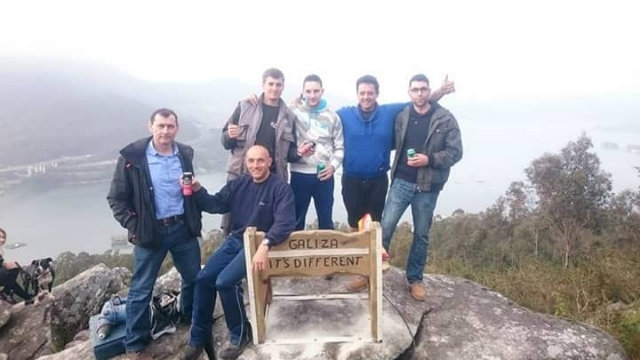 Ocho tornillos, un generador, taladro y mucha colaboración para el banco de Redondela