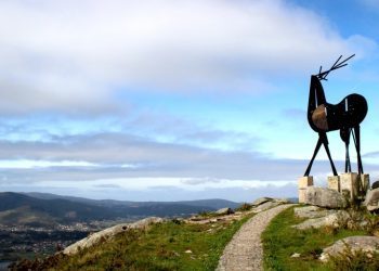 Vistas á desembocadura do Miño, un cervo de metal e frango ou pescada a menos de dez euros