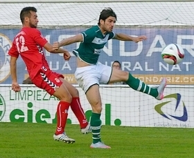 El Coruxo da otro paso hacia la salvación al ganar en León