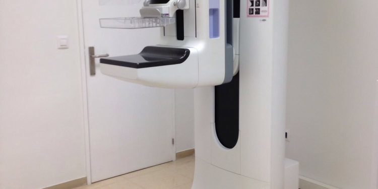 O Chuvi estrea un mamógrafo financiado pola Fundación Amancio Ortega