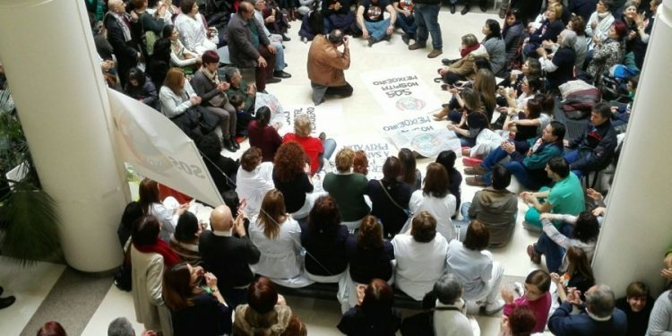 Un abrazo para salvar al Meixoeiro