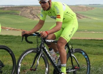 De Julián lidera al Rías Baixas en los adoquines de Villanueva de Castellón